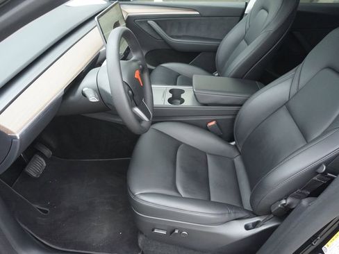 Used 2023 Tesla Model Y Long Range image 18