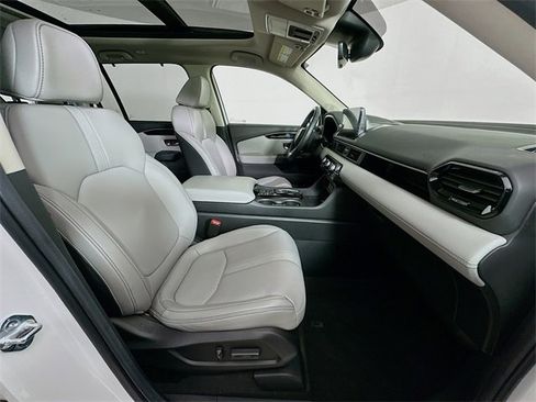 Certified 2025 Honda Pilot Touring image 6