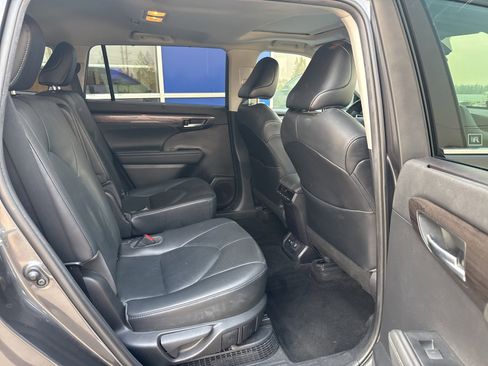 Used 2021 Toyota Highlander Limited image 12