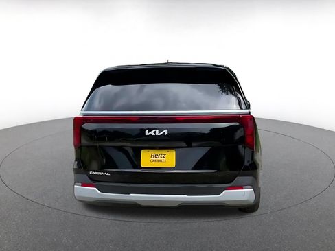 Used 2026 Kia Carnival FWD image 12