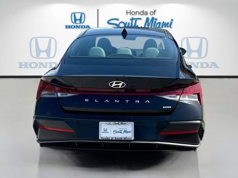 Used 2025 Hyundai Elantra Limited FWD image 6
