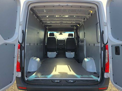 Used 2025 Mercedes-Benz Sprinter 2500 image 21
