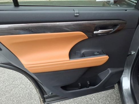 Used 2026 Toyota Highlander Platinum image 21