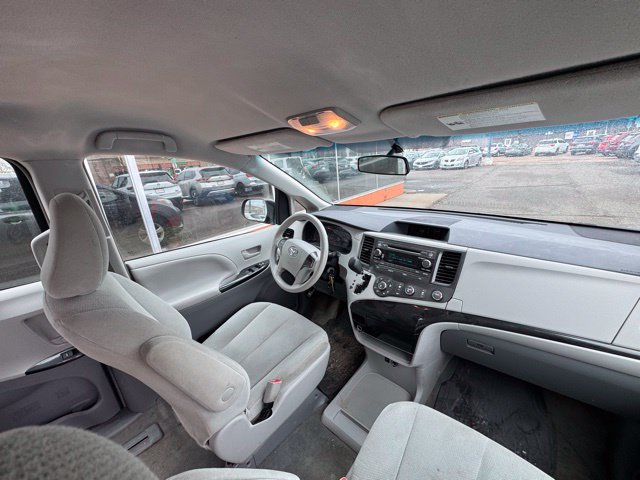 Used 2014 Toyota Sienna L FWD image 24