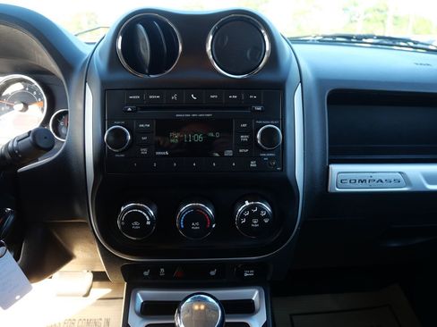 Used 2017 Jeep Compass Latitude image 12