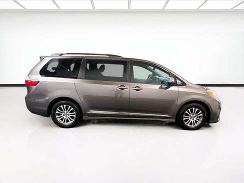 Used 2019 Toyota Sienna XLE w/ XLE Navigation Package FWD image 24