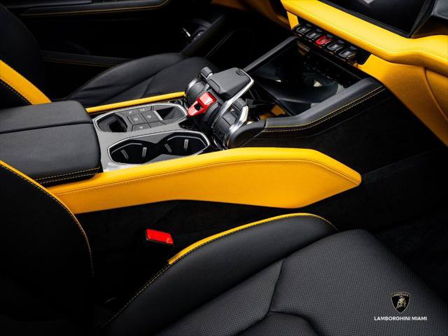 Used 2025 Lamborghini Urus SE AWD/4WD image 44