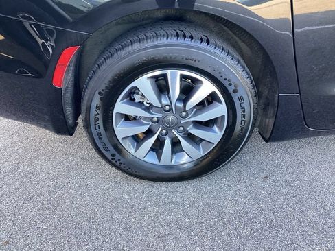 Used 2023 Chrysler Pacifica Touring-L FWD image 32