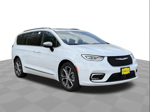 New 2026 Chrysler Pacifica Pinnacle w/ Trailer Tow Group FWD image 3