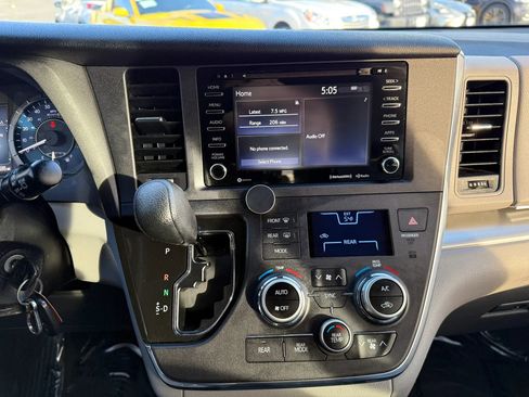 Used 2018 Toyota Sienna LE FWD image 29