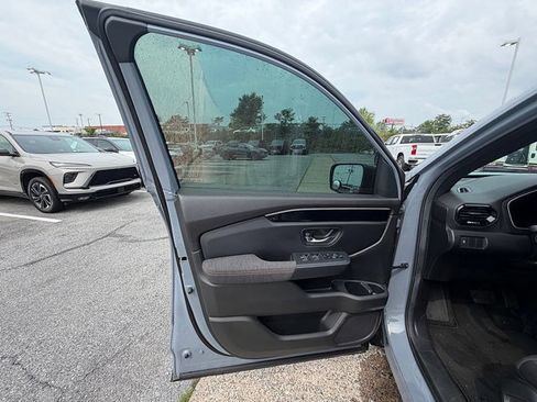 Used 2025 Honda Pilot Sport image 29