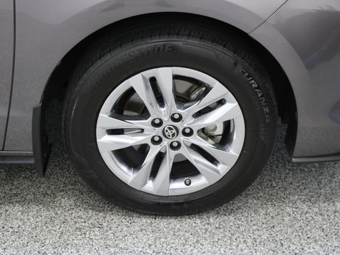 Used 2024 Toyota Sienna Limited FWD image 5