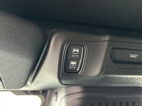 Used 2025 Jeep Wrangler Sahara image 32