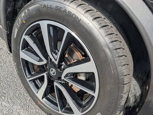 Used 2019 Nissan Rogue SL w/ Premium Package FWD image 24