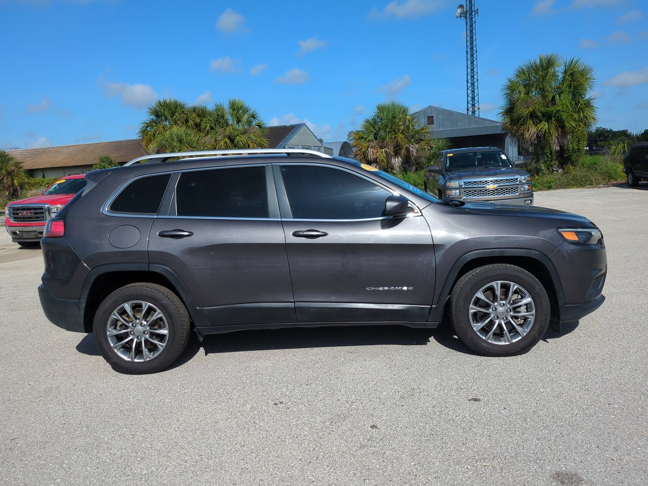 Used 2021 Jeep Cherokee Latitude Lux w/ Comfort/Convenience Group FWD image 3