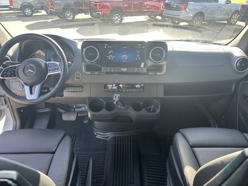 Used 2024 Mercedes-Benz Sprinter 2500 image 11