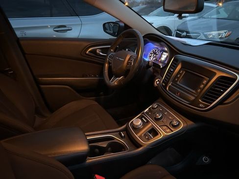 Used 2016 Chrysler 200 Limited w/ Convenience Group image 9