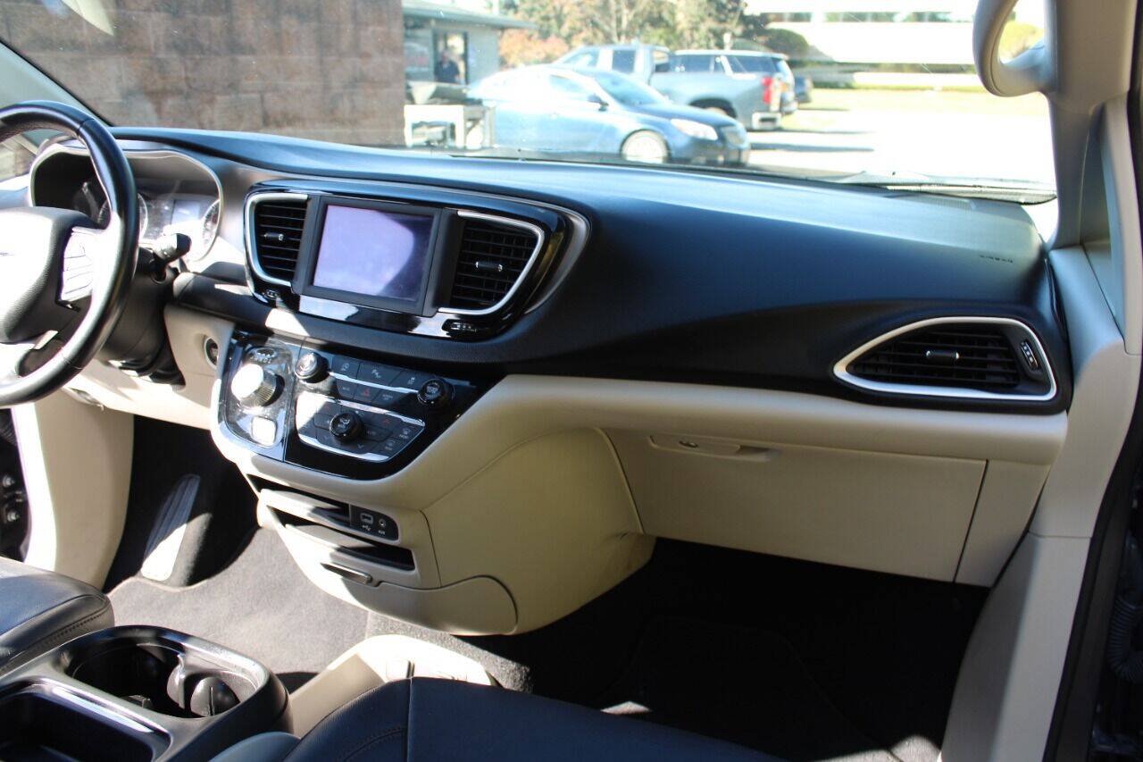 Used 2020 Chrysler Pacifica Touring-L FWD image 11