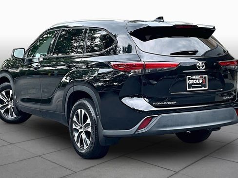 Used 2021 Toyota Highlander XLE AWD/4WD image 12