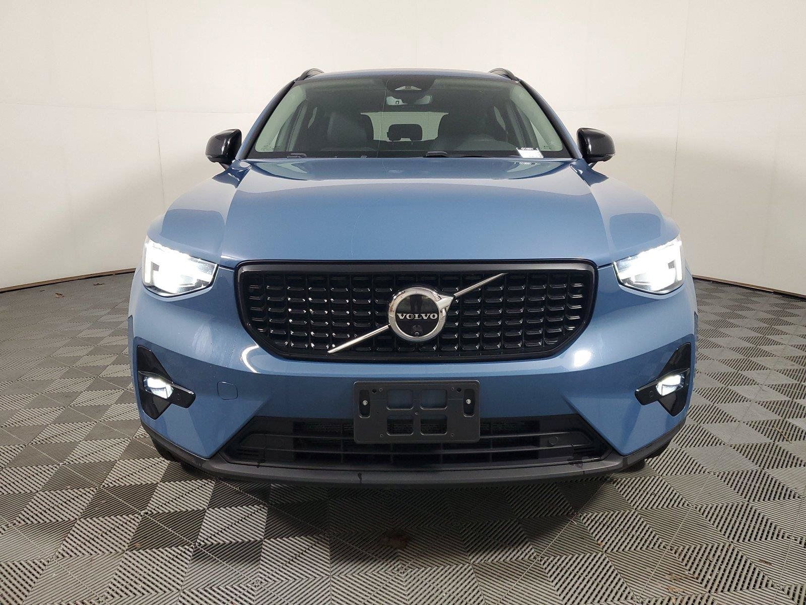 Used 2024 Volvo XC40 B5 Ultimate w/ Protection Package Premier AWD/4WD image 2