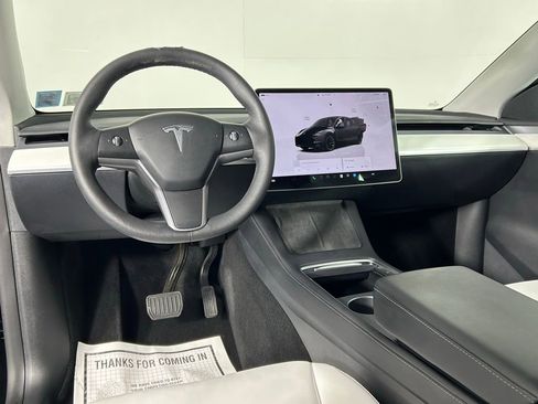 Used 2022 Tesla Model Y Long Range image 18