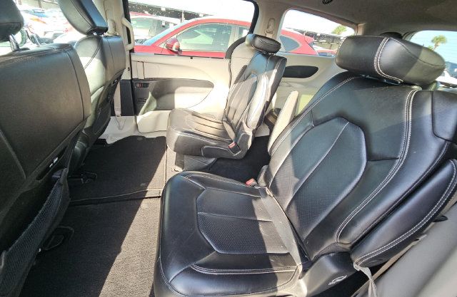 Used 2023 Chrysler Pacifica Touring-L FWD image 9