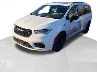 Used 2024 Chrysler Pacifica Premium video 1