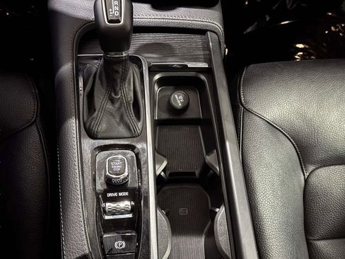 Used 2020 Volvo XC90 T6 Momentum w/ Protection Package image 11