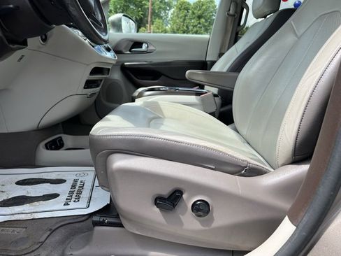 Used 2017 Chrysler Pacifica Touring-L Plus w/ Advanced Safetytec Group image 22