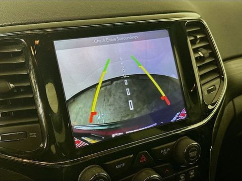 Used 2019 Jeep Grand Cherokee Altitude image 14