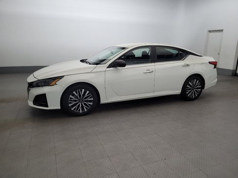 Used 2025 Nissan Altima 2.5 SV FWD image 2