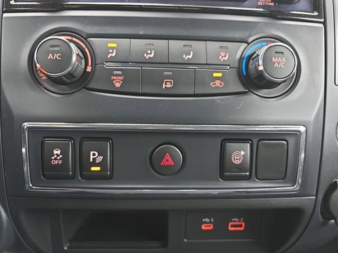 Used 2024 Nissan Titan SV image 29