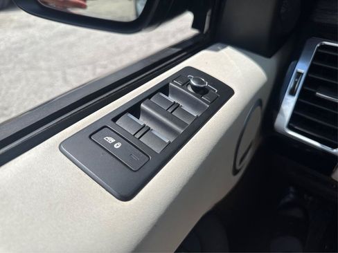 Used 2017 Land Rover Discovery HSE AWD/4WD image 27