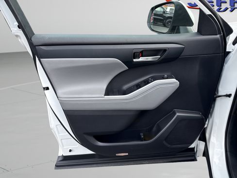 Used 2021 Toyota Highlander XLE image 17