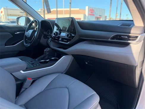 Used 2024 Toyota Highlander XLE image 24