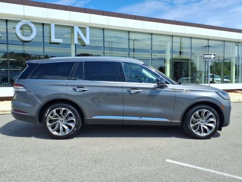 Certified 2025 Lincoln Aviator Reserve w/ Illumination Package AWD/4WD image 2