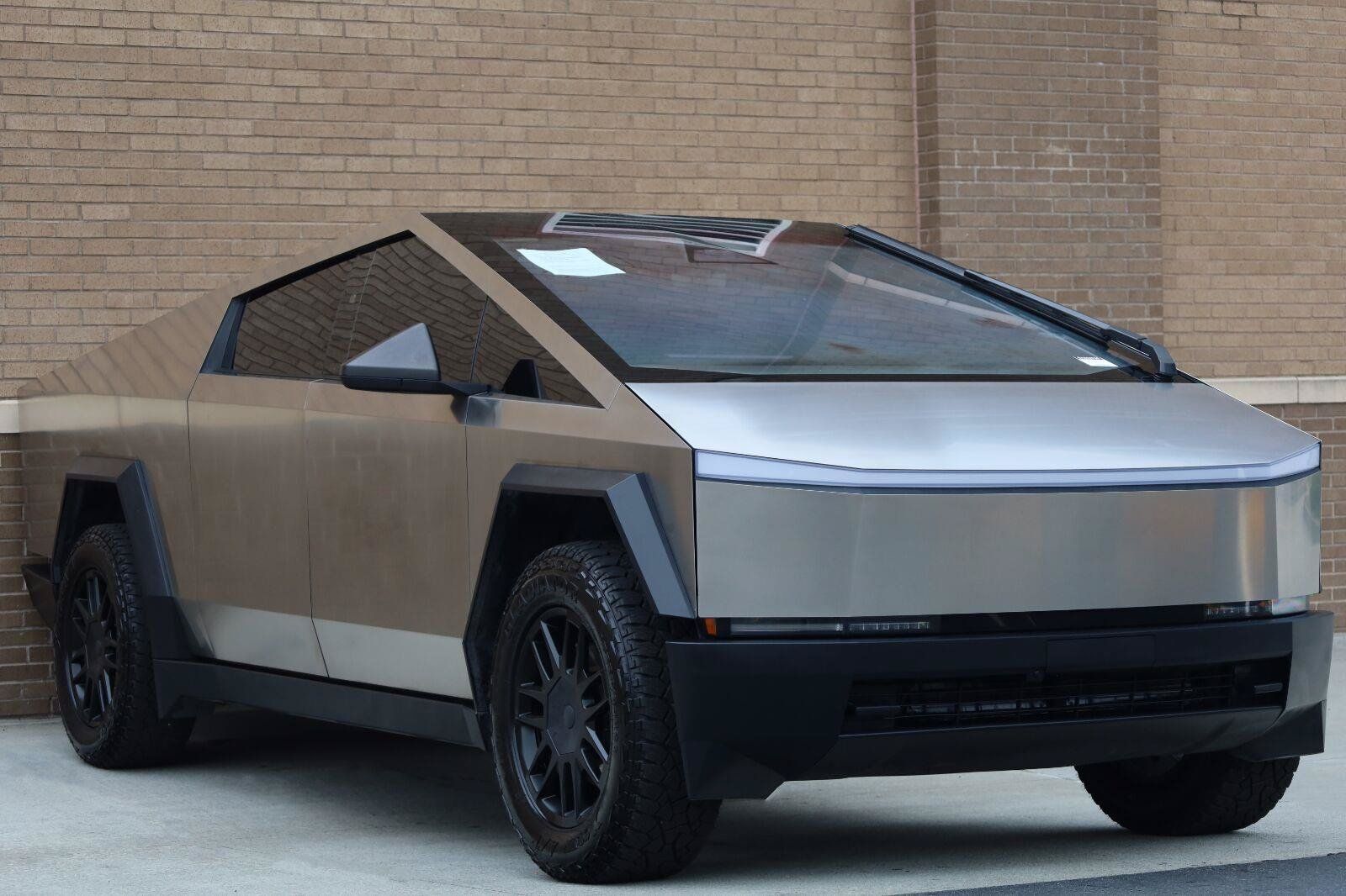Used 2025 Tesla Cybertruck AWD Crew Cab image 7