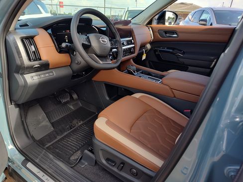 New 2026 Nissan Pathfinder Platinum FWD image 2