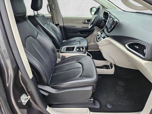 Used 2023 Chrysler Pacifica Touring-L FWD image 19