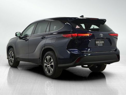 Used 2021 Toyota Highlander XLE image 3