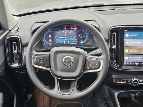Certified 2025 Volvo XC40 B5 Core image 18