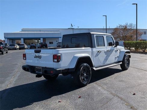 Used 2023 Jeep Gladiator Sport image 3