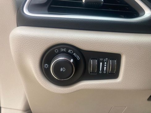 Used 2023 Chrysler Pacifica Touring-L FWD image 24