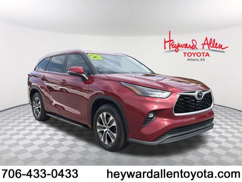 Used 2023 Toyota Highlander XLE FWD image 1