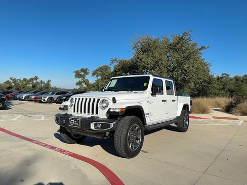 Used 2022 Jeep Gladiator Overland image 2
