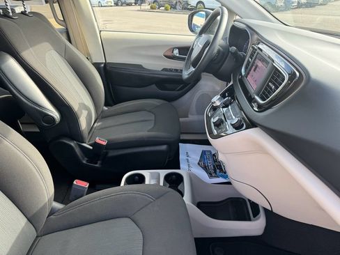 Used 2022 Chrysler Voyager LX FWD image 15