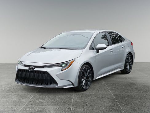 Used 2021 Toyota Corolla LE image 3