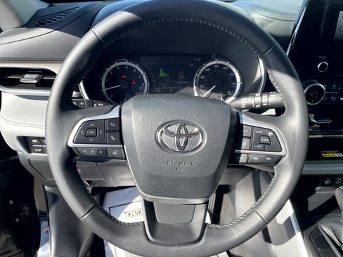 Used 2023 Toyota Highlander XLE image 12
