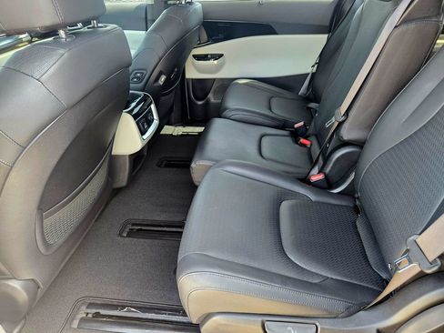 Used 2023 Kia Carnival SX Prestige FWD image 28