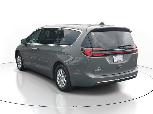 Used 2023 Chrysler Pacifica Touring-L FWD image 3